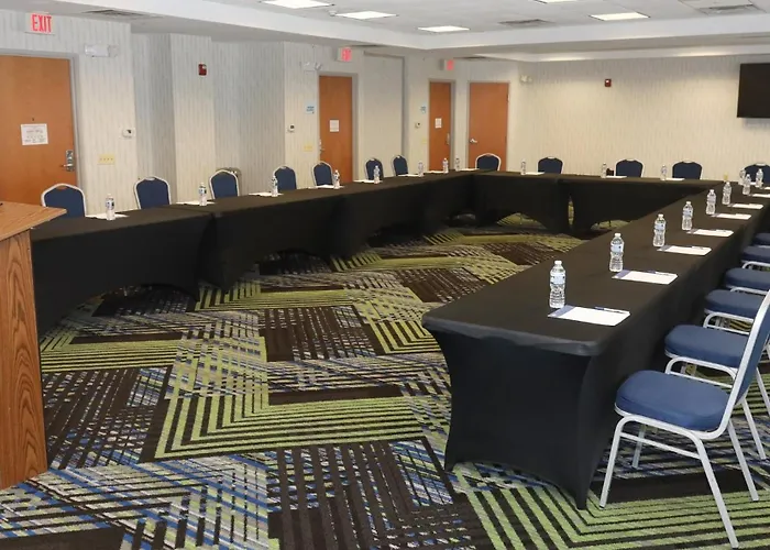 Express & Waukegan/gurnee By Ihg Hotel