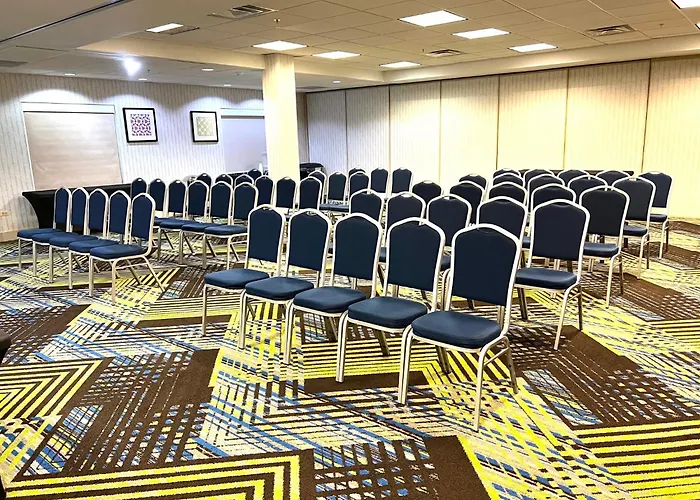 Express & Waukegan/gurnee By Ihg 2* Waukegan